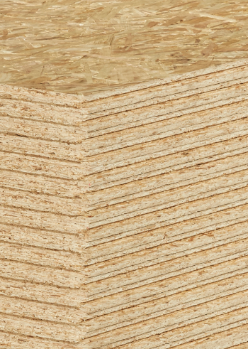 Gestapelte OSB-Platten mit charakteristischer Spanstruktur, ideal für den Bau- und Innenausbau.