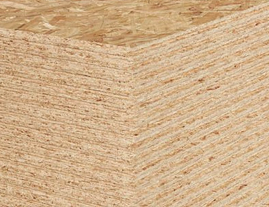 Gestapelte OSB-Platten mit charakteristischer Spanstruktur, ideal für den Bau- und Innenausbau.