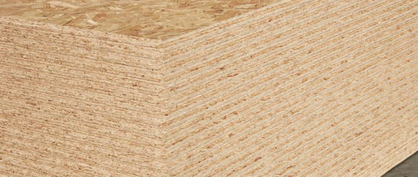 Gestapelte OSB-Platten mit charakteristischer Spanstruktur, ideal für den Bau- und Innenausbau.