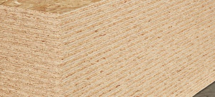 Gestapelte OSB-Platten mit charakteristischer Spanstruktur, ideal für den Bau- und Innenausbau.